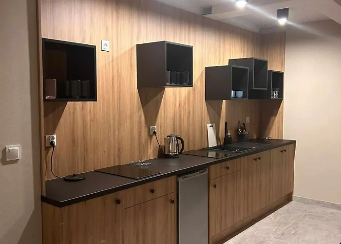 Eden Domki, I *